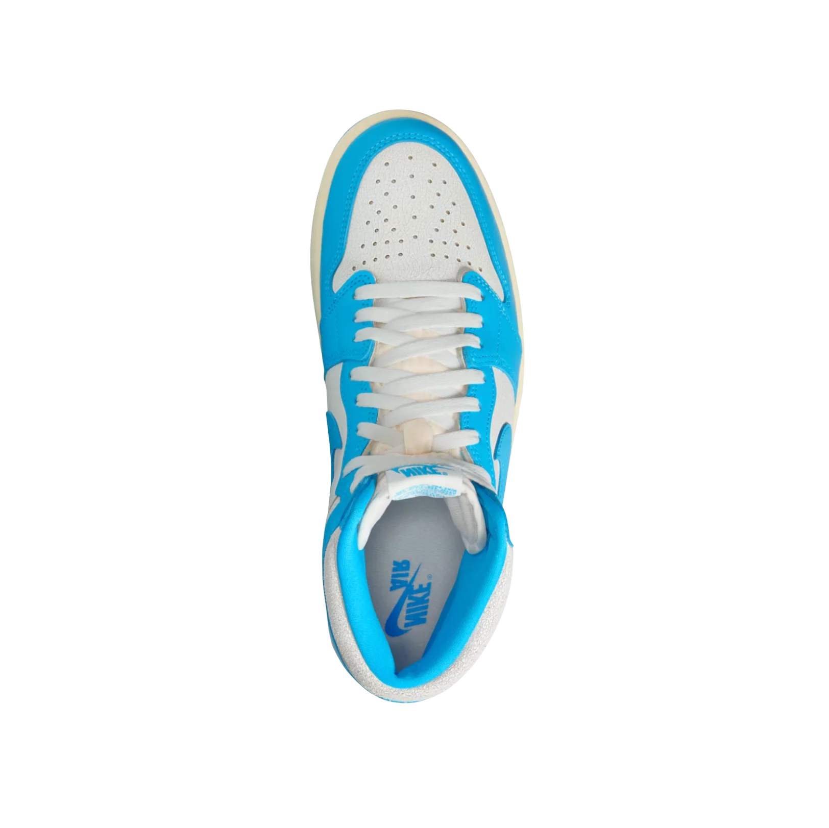 Jordan 1 High OG UNC Reimagined – vue dessus des baskets rétro en cuir bleu et blanc avec toe box perforée