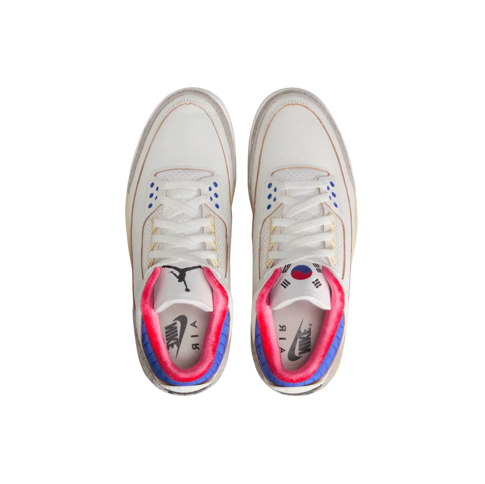 Jordan 3 Retro Seoul 2.0 – vue dessus des deux chaussures avec logo Jumpman à droite et drapeau coréen à gauche sur les languettes